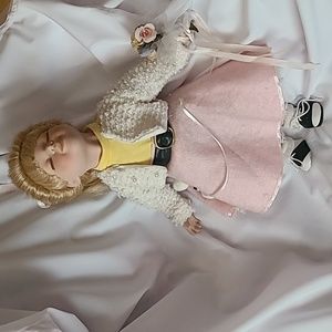 Adorable Gepeddo Porcelain Kissing Doll